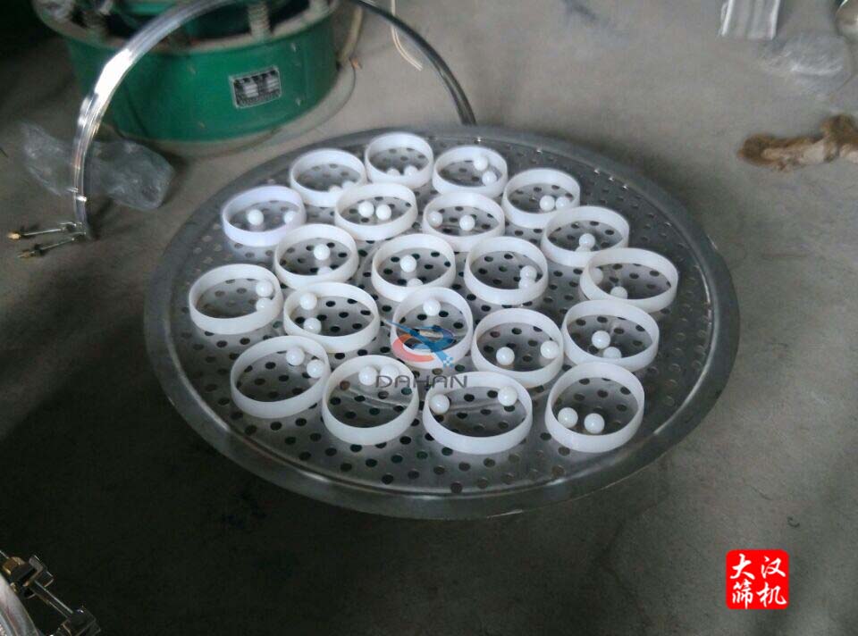 圆妖精视频网站入口冲孔板上放弹跳球
