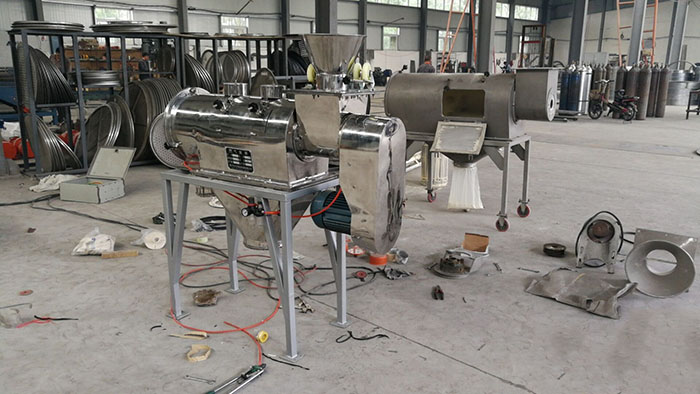 气旋筛分机的特点：全不锈钢材质选择，使用寿命更加长久，防腐蚀，防酸碱性强。